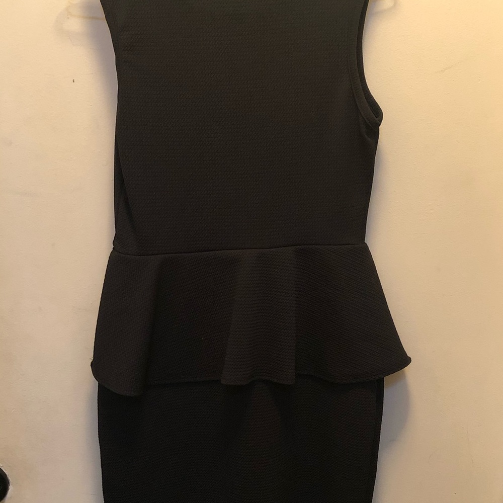Adorable black dress with waist ruffle like - Picture 5 of 5
